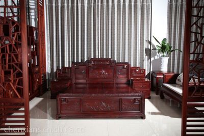 港龍紅木 傳統(tǒng)工藝與中式典雅的藝術(shù)結(jié)晶——高箱國色天香紅酸枝大床